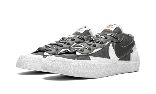 NIKE BLAZER LOW X SACAI GREY IRON/WHITE