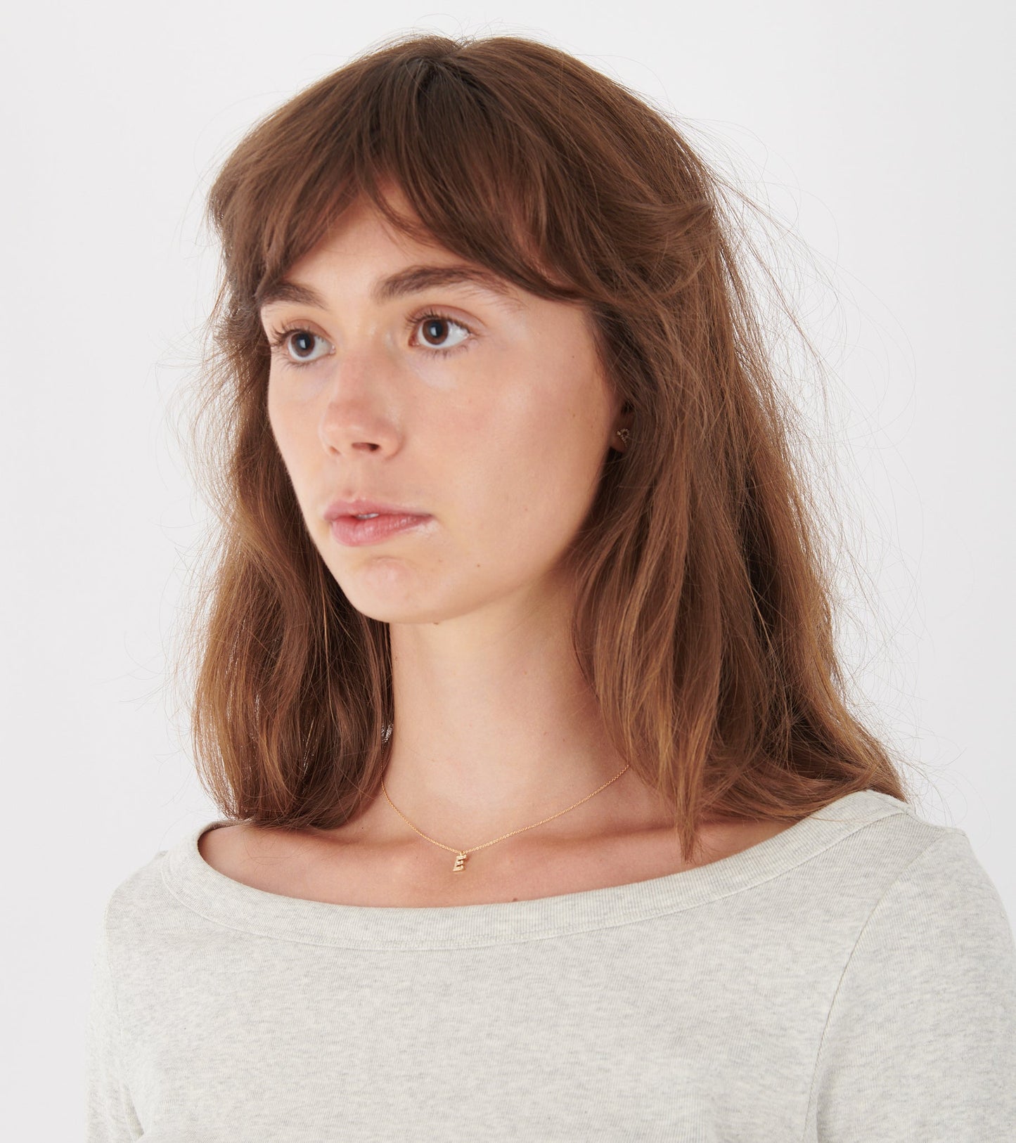 Simple E Necklace Gold
