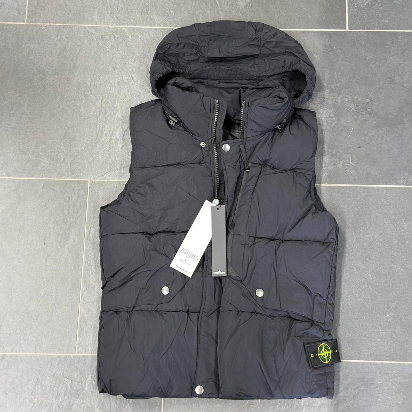 SMANICATO IMBOTTITO STONE ISLAND CON CAPPUCCIO ESTRAIBILE NERO