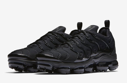 NIKE AIR VAPORMAX PLUS TRIPLE BLACK