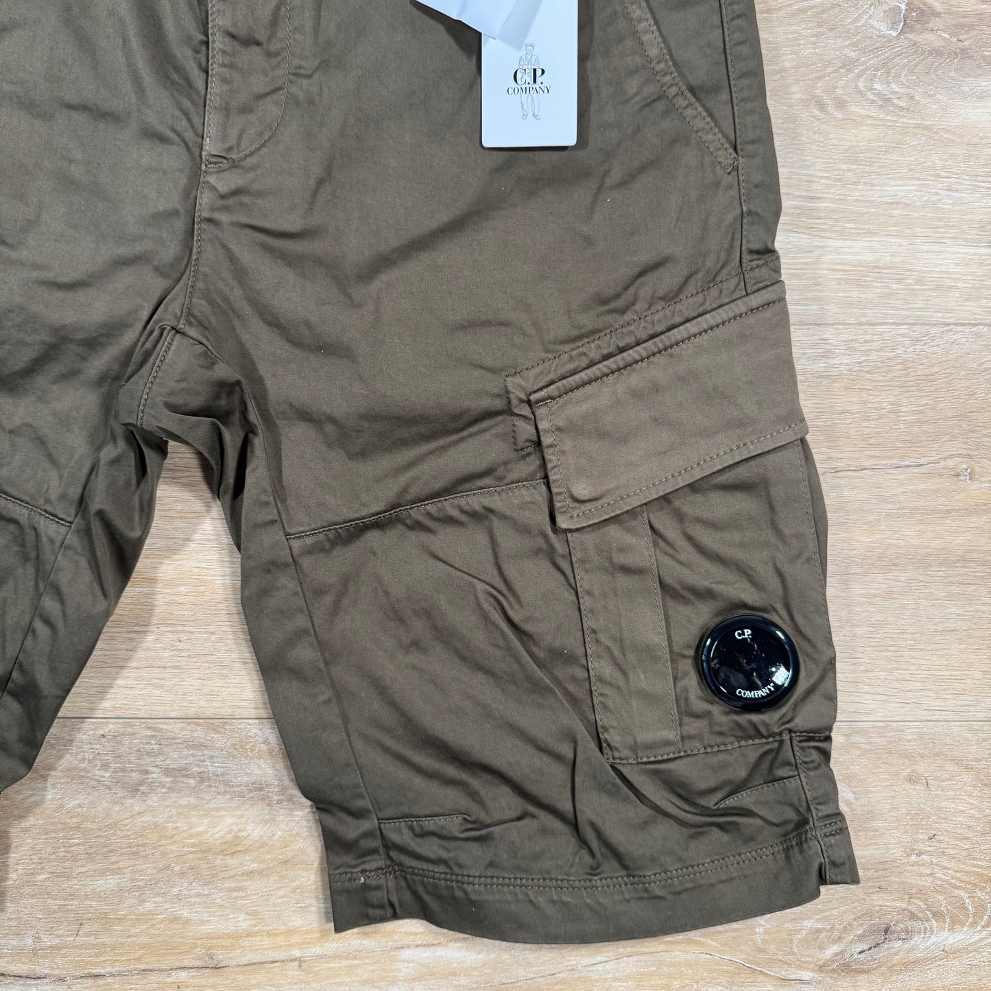 C.P. Company Stretch Sateen Cargo Lens Shorts in Ivy Green