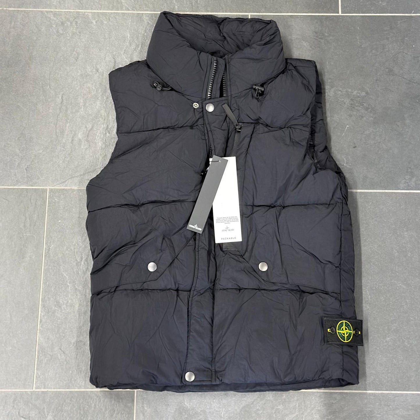 SMANICATO IMBOTTITO STONE ISLAND CON CAPPUCCIO ESTRAIBILE NERO