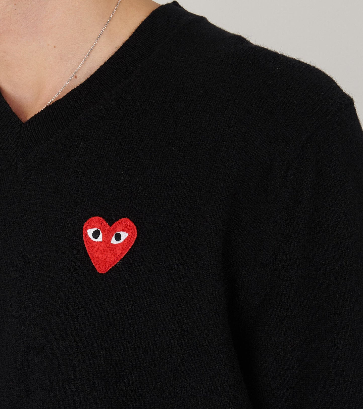 U Red Heart V-neck Knit Black
